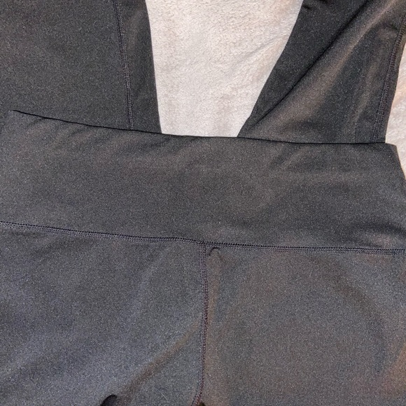 Medium pair of yoga leggings with 2 stripes on the right leg - Picture 4 of 5